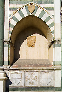 Antica tomba gotica alla base della facciata di Santa Maria Novella, Firenze.