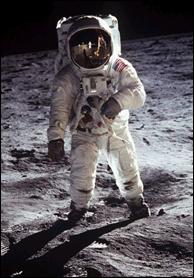 Aldrin con Armstrong riflesso nel proprio casco