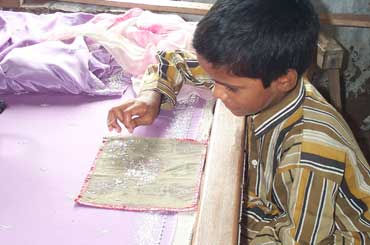  Il lavoro minorile si nasconde nelle case per la manifattura dei tappeti o la decorazione delle stoffe