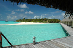 Un'altra immagine di Moofushi; le isole maldiviane hanno spesso dimensioni minime (200-300 metri di diametro).