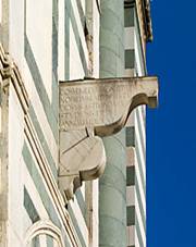 Lo stato attuale (dicembre 2004) del basamento del quadrante astronomico costruito da Egnazio Danti, Firenze.