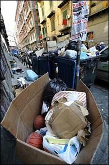 <B>Rifiuti a Napoli, emergenza infinita<br>Gi 1.300 le tonnellate in strada</B>