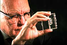 Jack Kilby con il circuito integrato