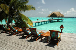 Un pontile dell'isola-resort di Madoogali ripreso dalla terrazza del bar; le lagune maldiviane sono famose per il colore turchese quasi fosforescente che assumono nelle ore centrali della giornata.