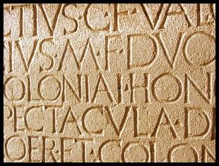 Rmische Inschrift, die Wrter mit einem Interpunct, aber ohne Wortabstand trennt