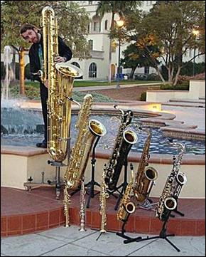 Jay C. Easton e la sua famiglia di sax: contrabasso, basso, baritono, tenore, C melody, alto, mezzo-soprano in Fa, soprano, soprano in Do, sopranino. (foto Adrienne Easton)