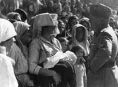 Donne di fronte a Mussolini