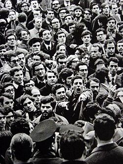 Roma, 24 Febbraio 1968, prime manifestazioni studentesche di fronte alla facolta' di lettere